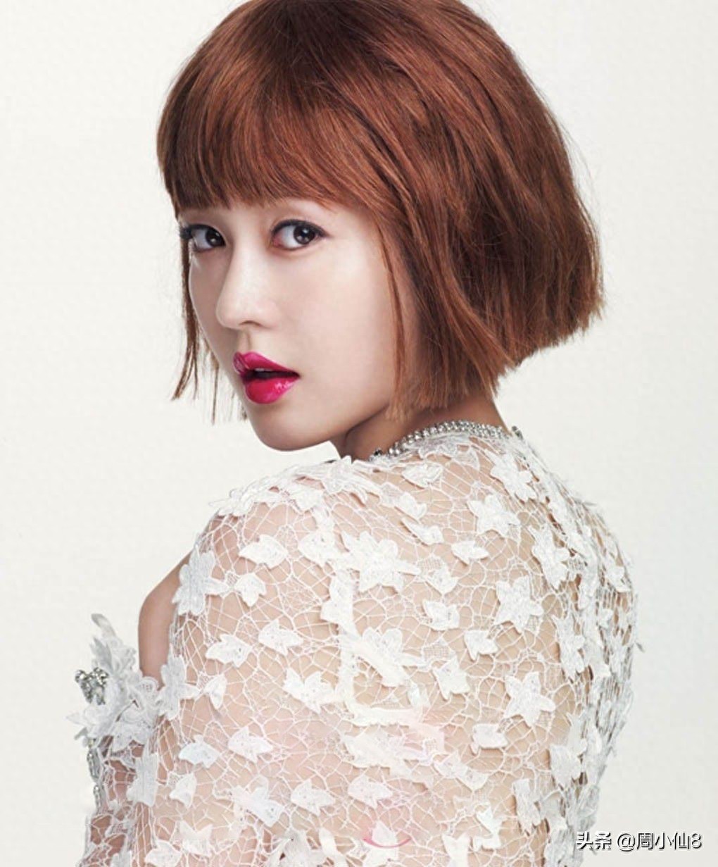 明星成宥利，韩国演员和歌手，笑容甜美，被誉为“三栖艺人”