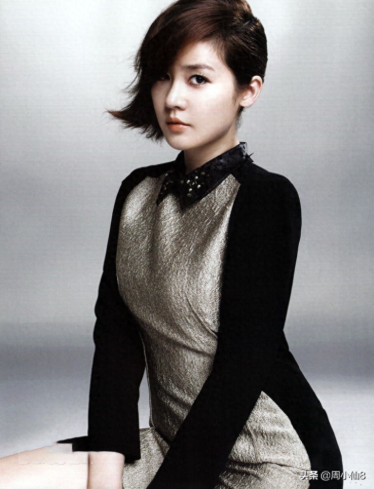 明星成宥利，韩国演员和歌手，笑容甜美，被誉为“三栖艺人”