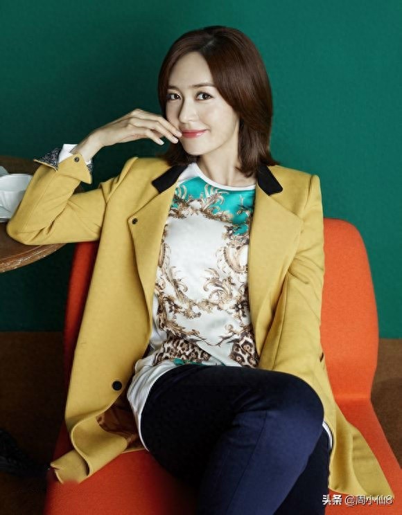 明星成宥利，韩国演员和歌手，笑容甜美，被誉为“三栖艺人”