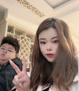 ​恭喜！百万粉丝网红阿呆订婚，与24岁高颜值未婚妻合照羡羡旁人