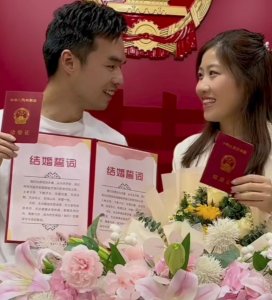 ​恭喜！百万粉丝网红小乔官宣领证，发文感谢未婚妻的陪伴和支持