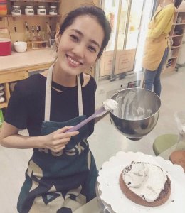 ​余文乐妻子王棠云坐飞机抢坐引起热议 随后公开向网友致歉