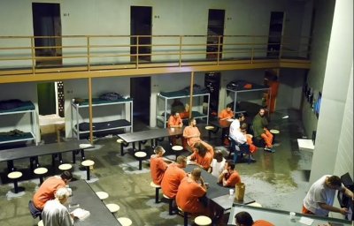 ​美国监狱再曝恶性事件：男囚犯贿赂狱警，强奸性侵至少28名女囚犯