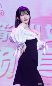 ​创1赖美云才157高，可她腿却按“11字”生长，穿裙像167