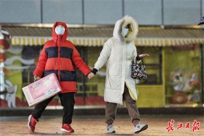 ​武汉下雪了！市民、旅客寒潮中感受城市暖意