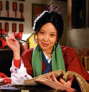 ​闫妮离婚20年，为啥很少提到前夫？看看邹伟的职业就明白了