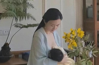 ​导演张纪中妻子哺乳照曝光！汉服领口引发热议，皮肤雪白令人赞叹