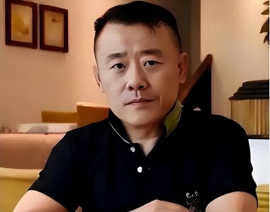 ​57岁周立波现状：喝酒打牌很潇洒，和浙江富婆妻子在美国低调生活