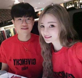 ​姿态七夕与女友甜蜜双排，姿态各种撒娇卖萌，观众直呼我吐了