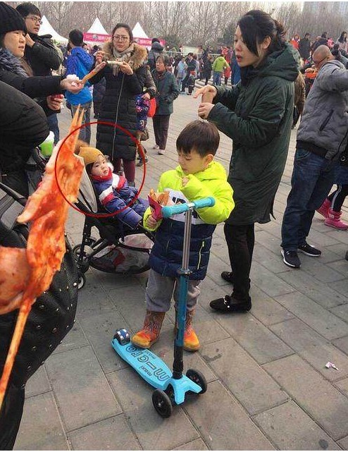 霍思燕杜江二胎女儿首度曝光，跟嗯哼一模一样网友称赞基因强大！