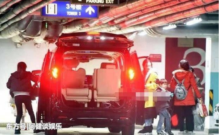 霍思燕杜江二胎女儿首度曝光，跟嗯哼一模一样网友称赞基因强大！