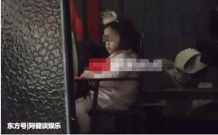 霍思燕杜江二胎女儿首度曝光，跟嗯哼一模一样网友称赞基因强大！