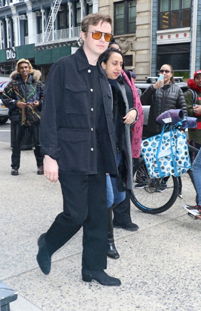 戴恩·德哈恩气质亮相，一袭黑色look低调帅气，墨镜一戴惊人青春