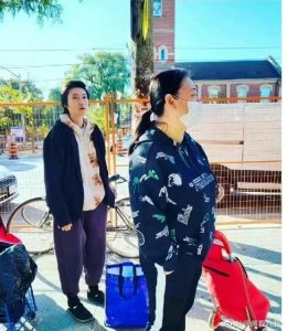 ​成龙私生女近照曝光！为养老婆打工捡垃圾，街边领取救济粮好凄惨