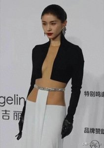 ​37岁王子文穿性感内衣上《男人装》，为何这次却不敢“真空”上阵