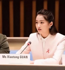 ​骗了我们23年！原来她就是关晓彤亲生母亲，难怪她能红透大江南北