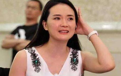 44岁的“晴格格”王艳近照,满脸皱纹,美人迟暮,让人认不出来!