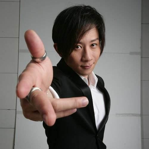 41岁刘谦机场现身,小鲜肉秒变中年油腻大叔,简直换了个人