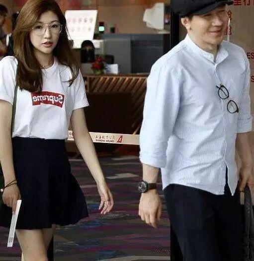 41岁刘谦机场现身,小鲜肉秒变中年油腻大叔,简直换了个人