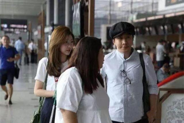 41岁刘谦机场现身,小鲜肉秒变中年油腻大叔,简直换了个人