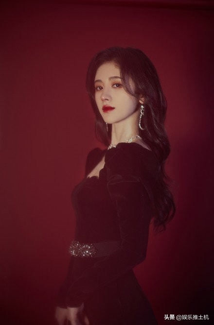 鞠婧祎一身黑色丝绒长裙美丽动人，不愧是中国第一美女！