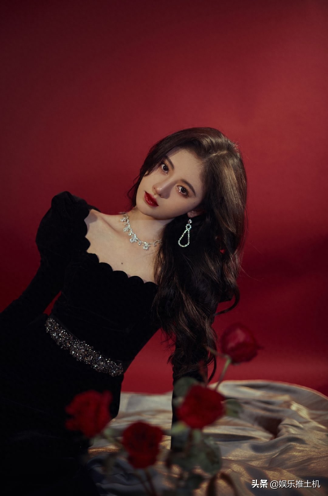 鞠婧祎一身黑色丝绒长裙美丽动人，不愧是中国第一美女！