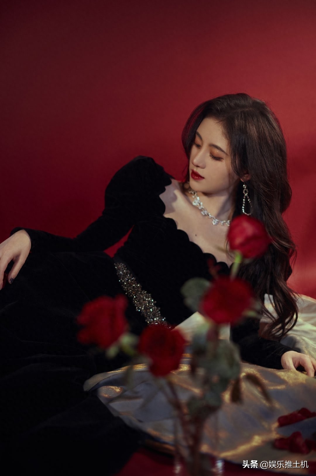 鞠婧祎一身黑色丝绒长裙美丽动人，不愧是中国第一美女！