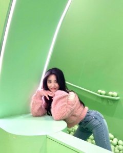 ​小s二女儿许韶恩穿搭复古时髦 表情手势堪比复制大S