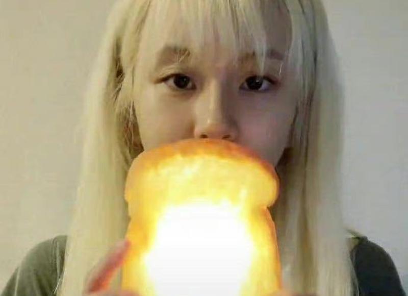 遇到一位流浪的拾荒老人,我给了她点吃的和一些废品,她激动哭了 遇到一位流浪的拾荒老人,我给了她点吃的和一些废品,她激动哭了