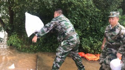 ​株洲渌口湘江干堤出现决口，京广铁路运行正常