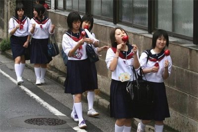 ​盘点各国奇葩校服：日本校服成熟性感，俄罗斯校服竟是女仆装？