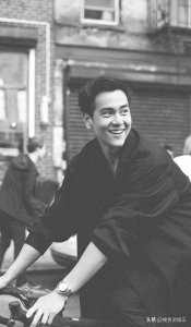 ​彭于晏年轻时的帅照（路人镜头下的彭于晏有多帅）