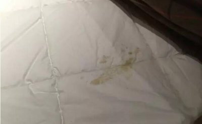 ​棉被上的尿渍怎样去除，新尿用清水洗（旧尿用洗涤剂清洗）