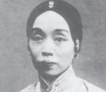 ​侠女秋瑾：因一女子改变人生，抛两子赴日留学，死后被十葬引关注