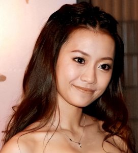 ​回顾伍智恒：嫁入豪门8年，为讨好老公减肥44斤，现靠营养液续命