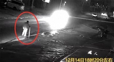 ​严惩！男子撞倒老人将他“扶”到路中间，老人挣扎中被撞3次身亡