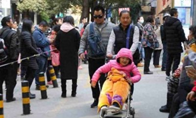 ​开屏人物｜黑暗中追光的坚强父亲：为家撑起一片天