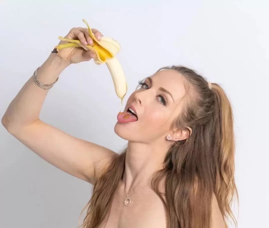 暗黑界的气质女神，拥有完美身材比例的—Karla Kush