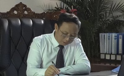 ​国内赚钱国外花！一家全入美籍，却在国内捞金，年赚8亿账上130亿