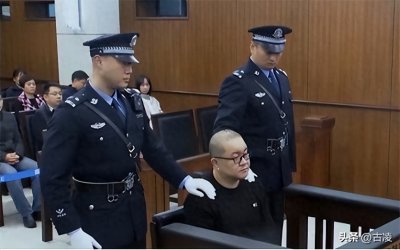 ​他是孙小果案唯一全身而退的官员，当年面对上级施压：可把我换了